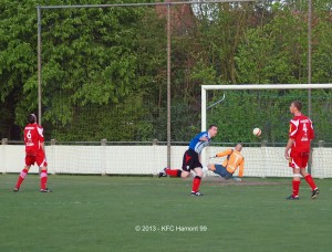 Bart Engelen (in blauw shirt) scoort de 1-0