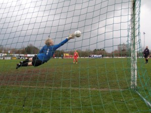 De speler van U. S. Ponthierry (F) heeft geluk, de keeper van Herongate FC (UK) kan er nét niet bij